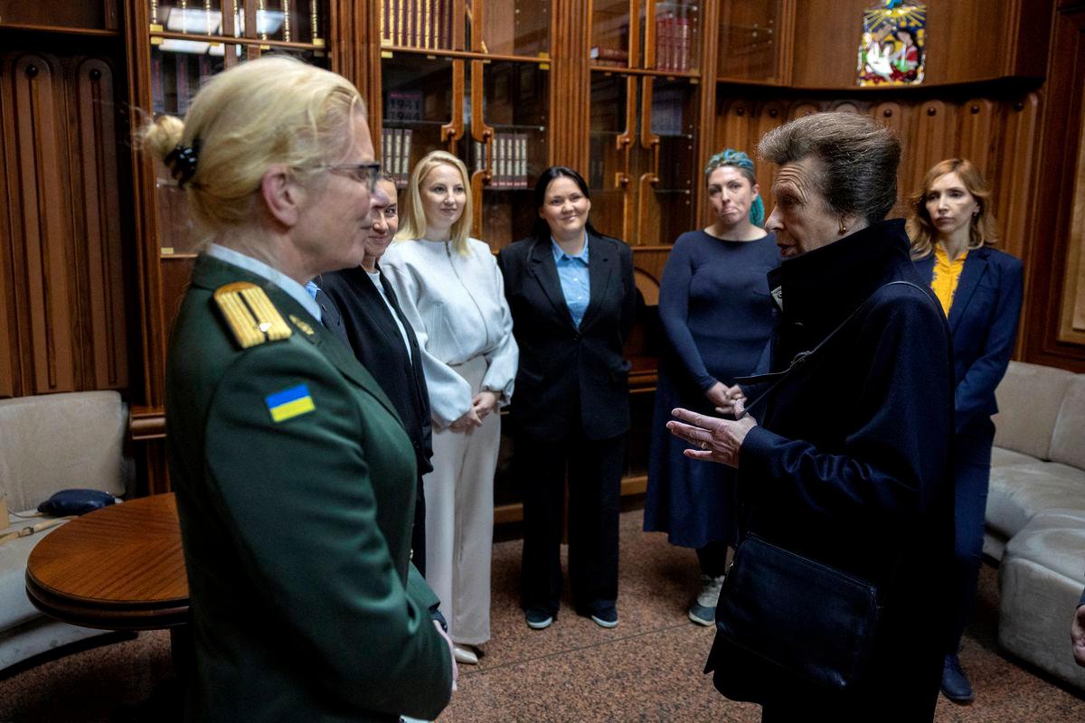 Britain's Anne, Princess Royal, talks with Ukrainian service members and veterans in a World War Two museum, amid Russia’s attack on Ukraine, in Kyiv, September 30, 2025. - REUTERSPIX/Thomas Peter/Pool