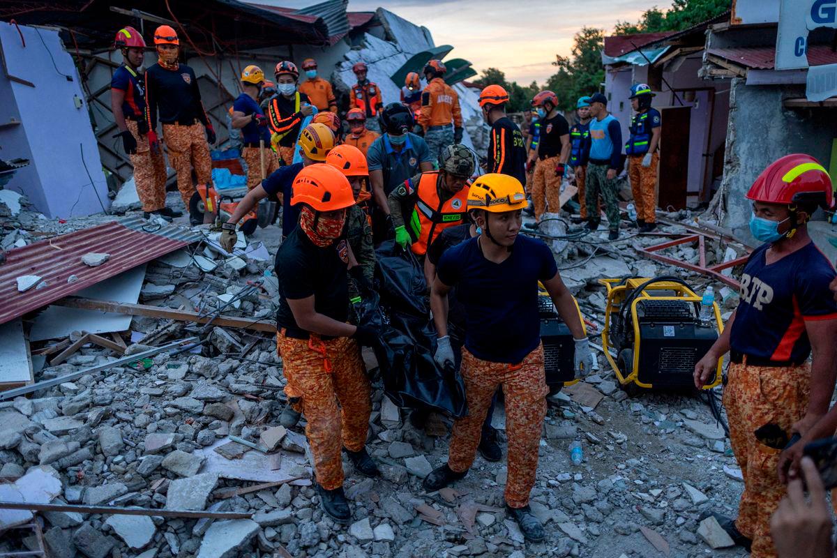 Rescuers carry a victim’s body recovered from a damaged pension house in the aftermath of a magnitude 6.9 quake in Bogo, Cebu, Philippines, October 1, 2025. REUTERS/Eloisa Lopez
