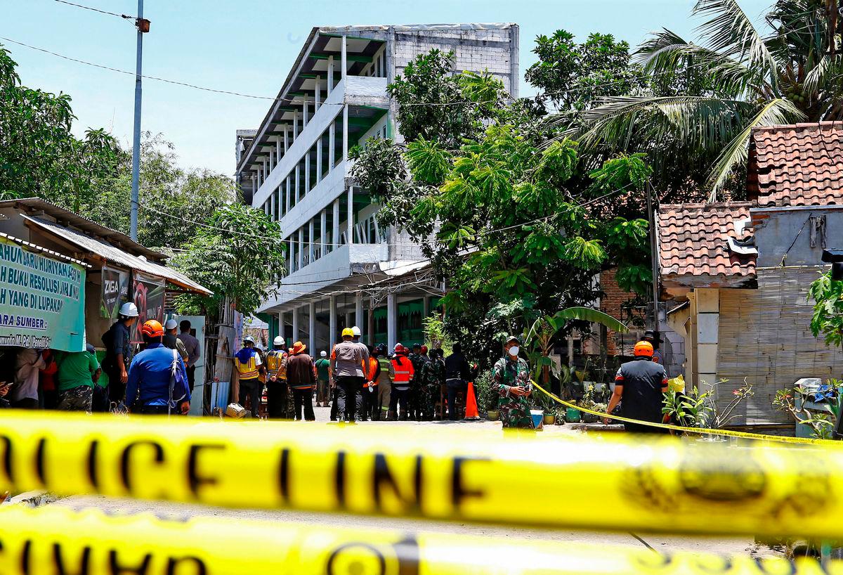 Pasukan penyelamat berkumpul berhampiran lokasi runtuhan bangunan pada Isnin, di mana masih terdapat mangsa yang terperangkap menurut agensi mitigasi bencana, ketika operasi mencari dan menyelamat diteruskan di sekolah pondok Al Khoziny, Sidoarjo, wilayah Jawa Timur, Indonesia, 2 Oktober 2025- REUTERS