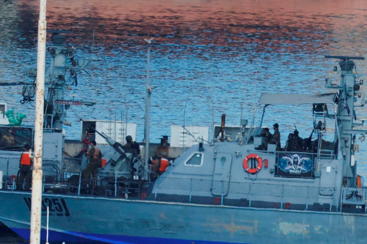 An Israeli Navy vessel arrives at Ashdod Port, after Israel intercepted some of the vessels of the Global Sumud Flotilla aiming to reach Gaza and break Israel’s naval blockade, in southern Israel, October 2, 2025. REUTERS/Ammar Awad TPX IMAGES OF THE DAY