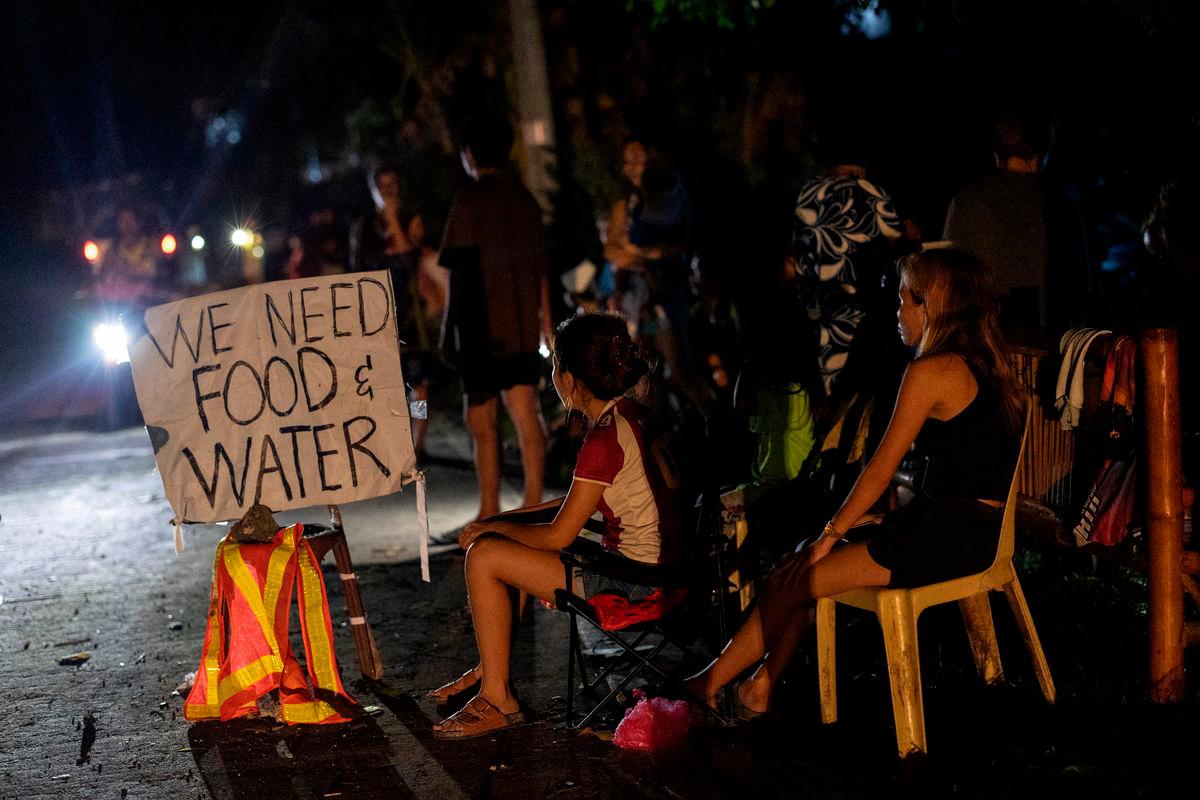 Gambar tujuan representasi sahaja: Penduduk yang terjejas akibat gempa bumi berkekuatan 6.9 magnitud duduk dan menunggu di tepi jalan untuk mendapatkan bantuan di Bogo, Cebu, Filipina, 2 Oktober 2025. REUTERSpix