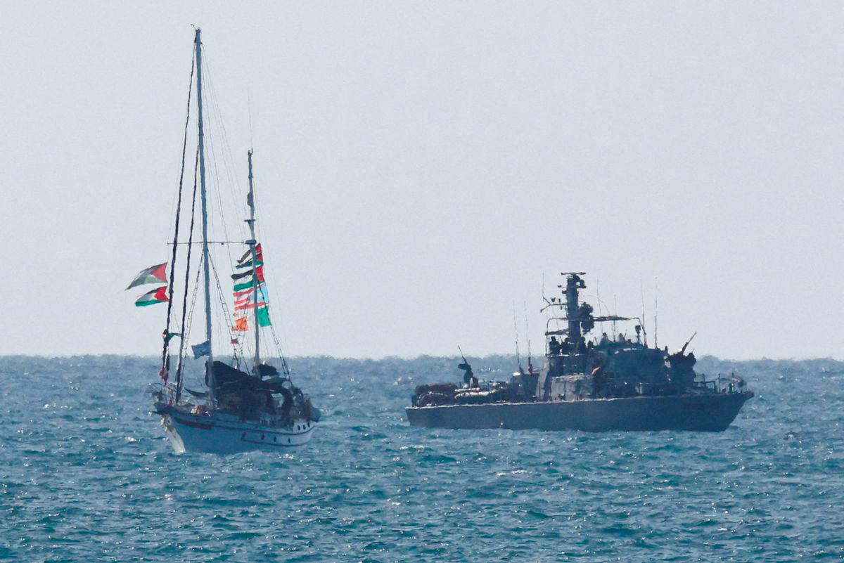 Sebuah kapal tentera laut Israel mengiringi sebuah kapal dari Flotila Global Sumud ke Pelabuhan Ashdod, selepas Israel memintas beberapa kapal flotila yang cuba menuju ke Gaza dan memecahkan sekatan laut Israel, di selatan Israel, 2 Oktober 2025. - Reuters