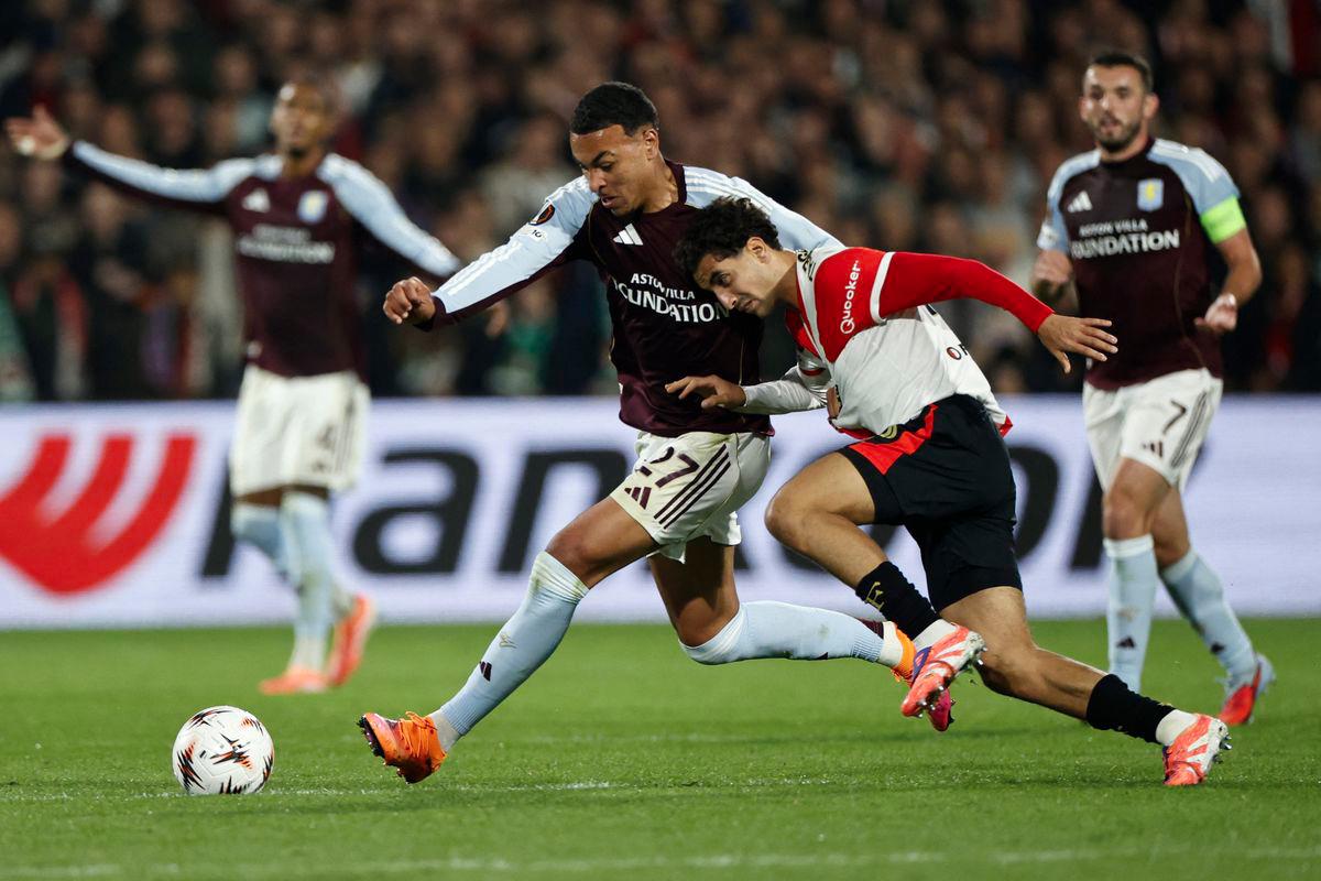 Football - UEFA Europa League - Feyenoord v Aston Villa - Feyenoord Stadium, Rotterdam, Netherlands - October 2, 2025Aston Villa's Morgan Rogers in action with Feyenoord's Oussama Targhalline - REUTERSPIX