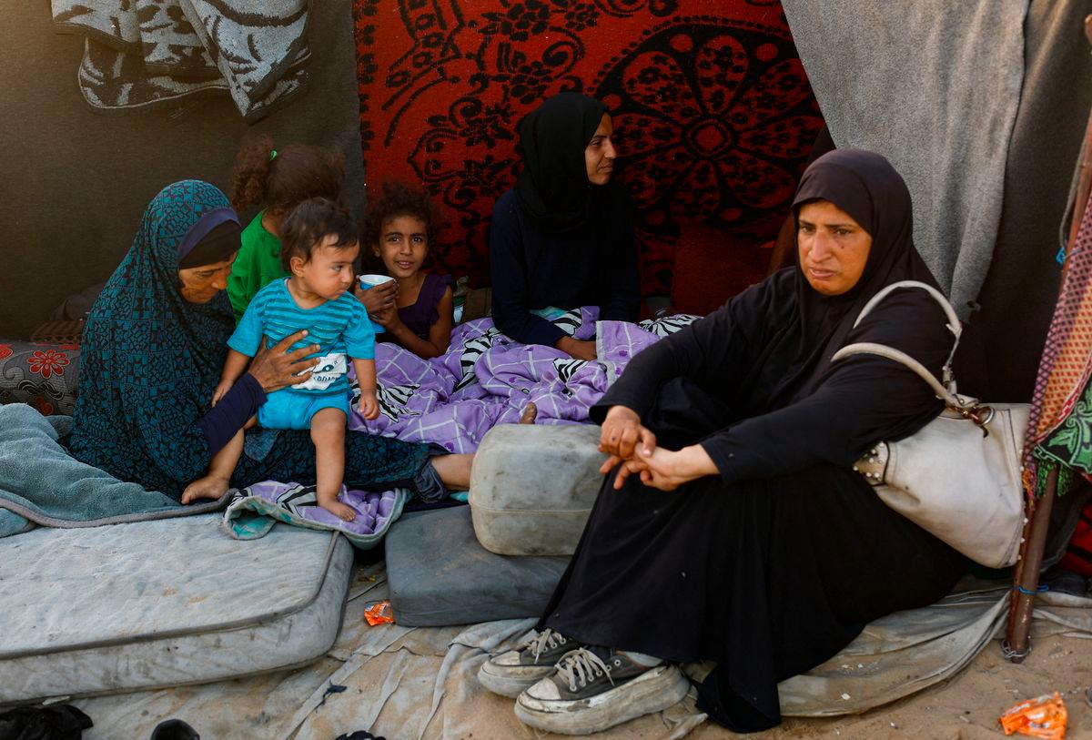 Displaced Palestinians from northern Gaza due to an Israeli military operation, rest after evacuating southwards, following Israeli forces’ orders to leave Gaza City, in the central Gaza Strip, October 3, 2025. REUTERS/Mahmoud Issa