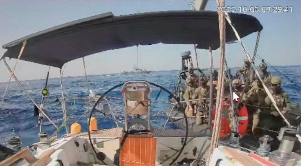 Tangkap layar daripada video siaran langsung menunjukkan pasukan tentera laut Israel menghampiri kapal Marinette, yang dipercayai satu-satunya kapal dari Flotila Global Sumud yang masih belayar menuju ke Gaza, yang menurut penganjur flotila kini telah dipintas, 3 Oktober 2025. - Global Sumud Flotilla/Peredaran melalui Reuters