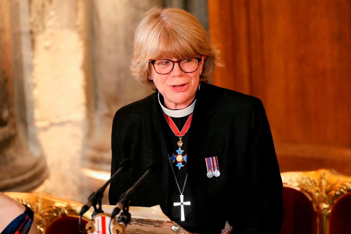 FILE PHOTO: Bishop of London Sarah Mullally speaks during the annual Lord Mayor’s Banquet at Guildhall in London, Britain, December 2, 2024. REUTERS/Mina Kim/File Photo
