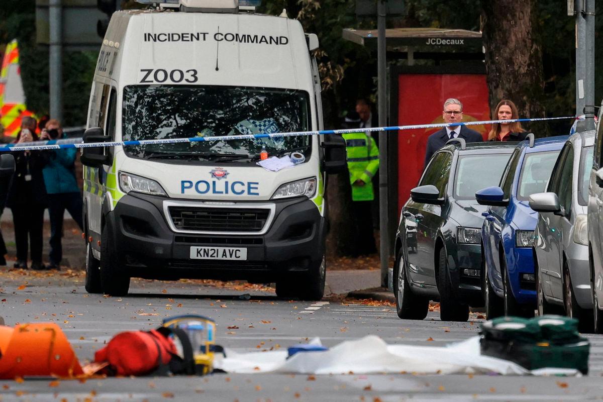 British Prime Minister Keir Starmer and his wife Victoria Starmer visit the site of the Manchester synagogue attack, where multiple people were killed on Yom Kippur in what police have declared a terrorist incident, in north Manchester, Britain, October 3, 2025. REUTERS/Hannah McKay TPX IMAGES OF THE DAY
