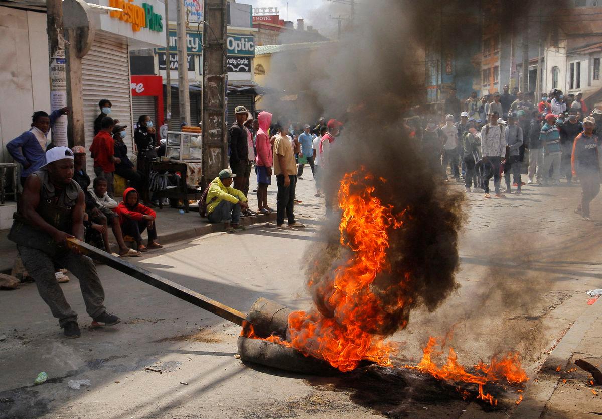 A protester barricades the road during a nationwide youth-led protest over worsening water shortages and power outages, and demands for the resignation of Madagascar President Andry Rajoelina , in Antananarivo, Madagascar, October 3, 2025. REUTERS/Zo Andrianjafy