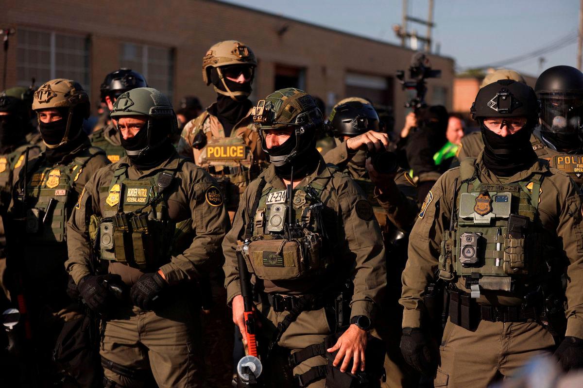 Border Patrol Federal Agents and police keep watch as people protest outside the U.S. Immigration and Customs Enforcement (ICE) Broadview facility in Chicago, Illinois, U.S., October 3, 2025. REUTERS/Jim Vondruska