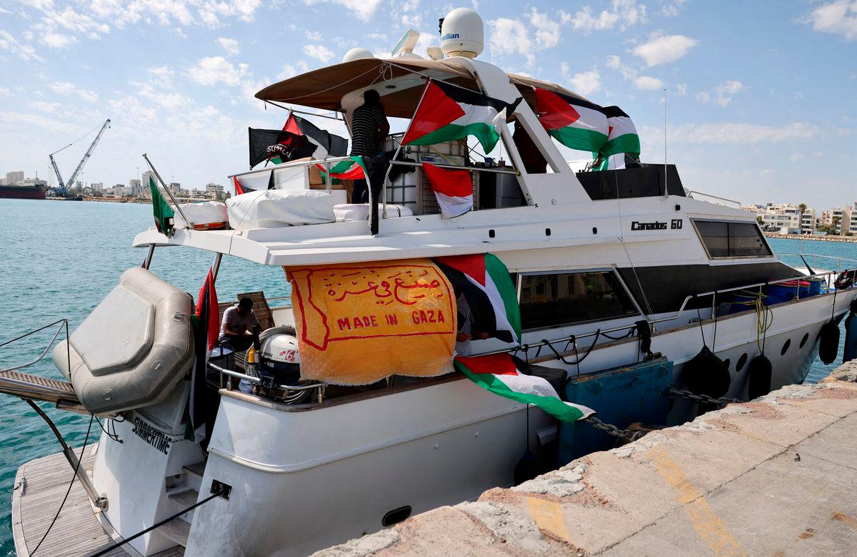 Orang ramai berkumpul di atas sebuah bot daripada flotila yang membawa bantuan ke Gaza sebelum dipintas oleh Israel, berlabuh di pelabuhan Larnaca, Cyprus pada 3 Oktober 2025. REUTERSpix