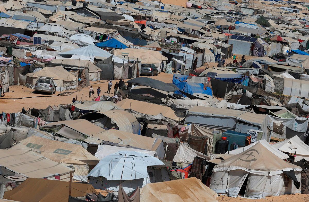 Displaced Palestinians shelter in a tent camp in Mawasi area, after Hamas agreed to release hostages and accept some other terms in a U.S. plan to end the war, in Khan Younis in the southern Gaza Strip October 4, 2025. - REUTERS/Ramadan Abed