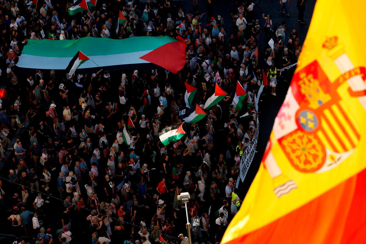 A Spanish flag flutters as protesters display Palestinian flags during a demonstration in support of Palestinians and to condemn Israeli forces’ interception of the Global Sumud Flotilla vessels, which were aiming to reach Gaza and break Israel’s naval blockade, at Cibeles square in Madrid, Spain, October 4, 2025. REUTERS/Susana Vera TPX IMAGES OF THE DAY