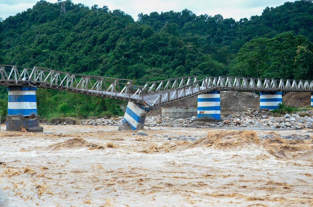 The collapsed Dudhia Iron Bridge over the Balason River after torrential rains in Darjeeling, India, October 5, 2025. REUTERS/Stringer