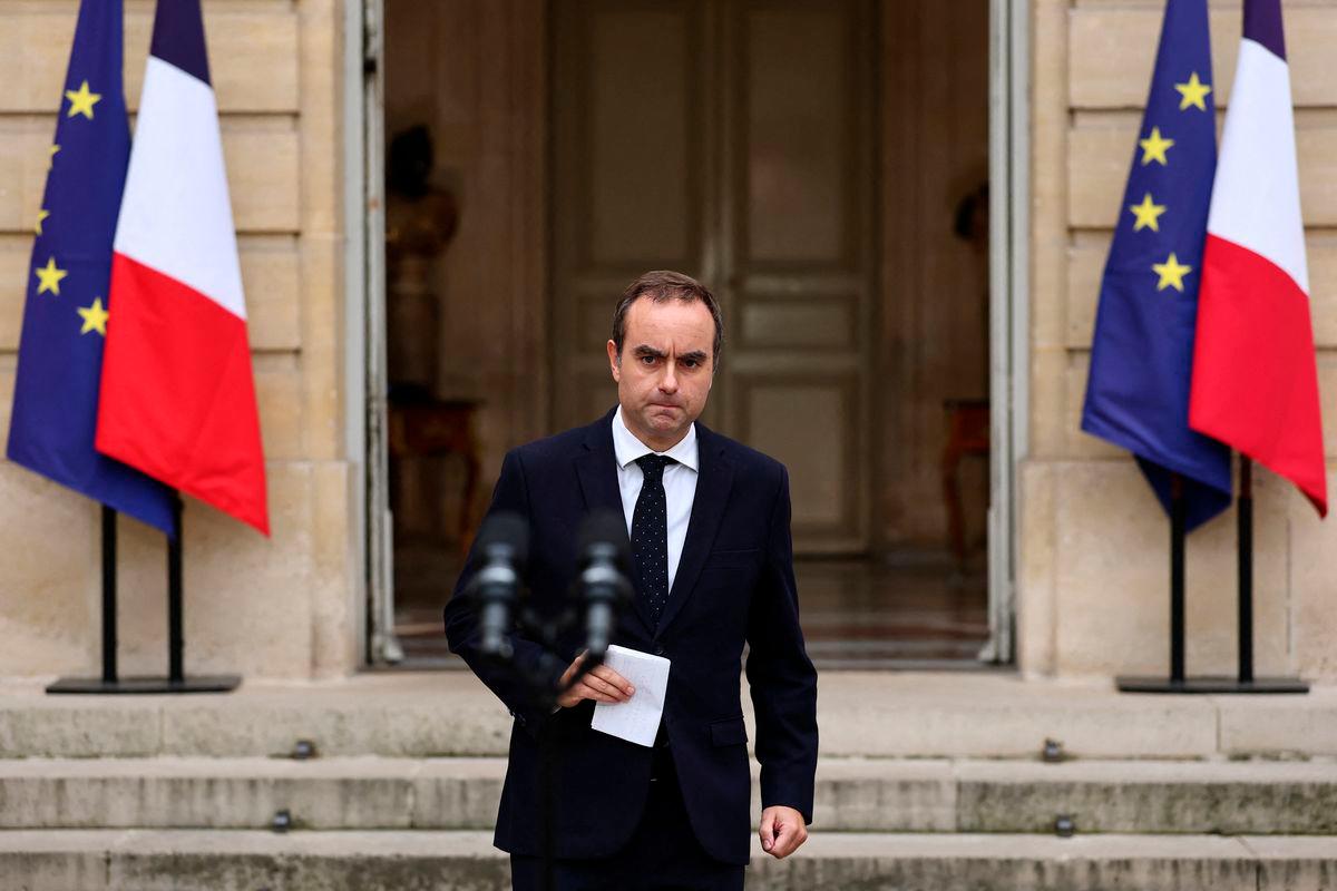French outgoing Prime Minister Sebastien Lecornu, who presented his government’s resignation to the French president this morning, arrives to deliver a statement at the Hotel Matignon in Paris, France, October 6, 2025. REUTERS/Stephane Mahe/Pool