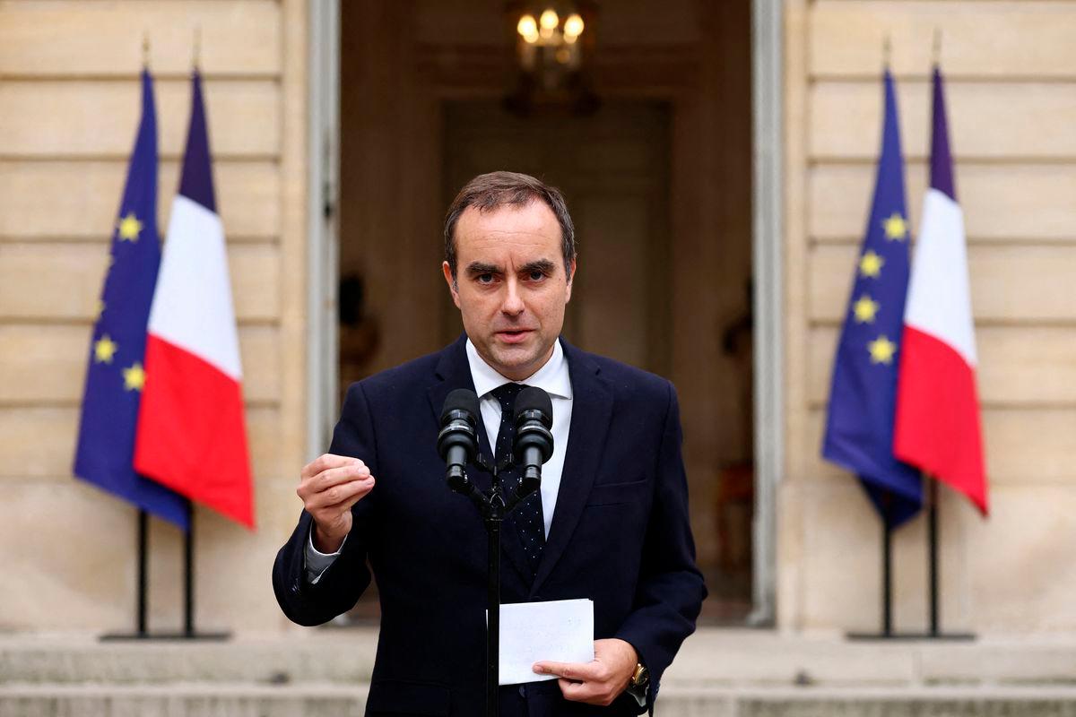 French outgoing Prime Minister Sebastien Lecornu, who presented his government’s resignation to the French president this morning, delivers a statement at the Hotel Matignon in Paris, France, October 6, 2025. REUTERS/Stephane Mahe/Pool