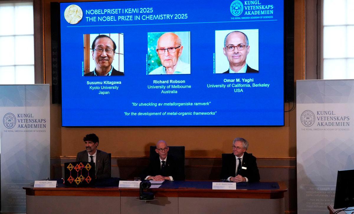 A screen displays the 2025 Nobel Prize laureates in Chemistry, Susumu Kitagawa (Kyoto University, Japan), Richard Robson (University of Melbourne, Australia), and Omar M. Yaghi (University of California, Berkeley, U.S.), as they are announced during a press conference at the Royal Swedish Academy of Sciences in Stockholm, Sweden October 8, 2025. REUTERS/Tom Little