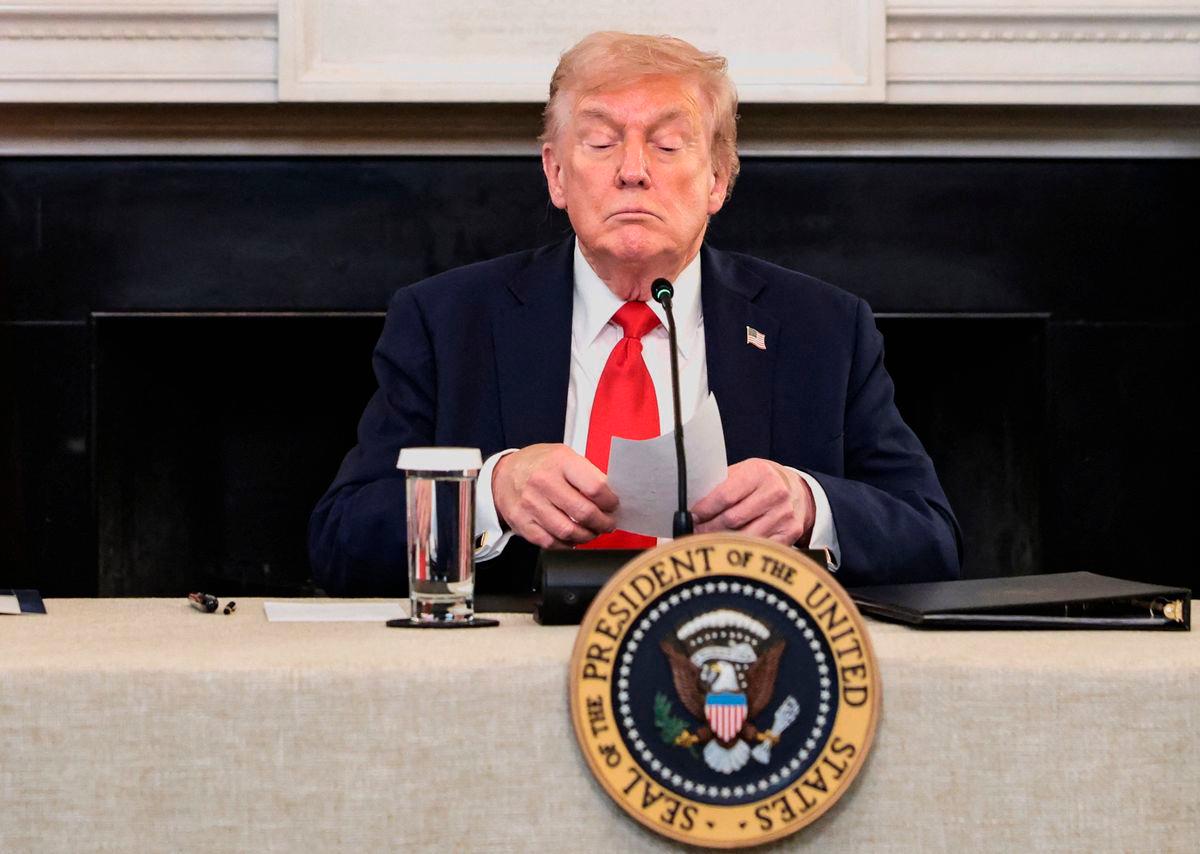 U.S. President Donald Trump holds a note that was handed to him by U.S. Secretary of State Marco Rubio during a roundtable on antifa, an anti-fascist movement Trump designated a domestic “terrorist organization” via executive order on September 22, at the White House in Washington, D.C., U.S., October 8, 2025. REUTERS/Evelyn Hockstein TPX IMAGES OF THE DAY