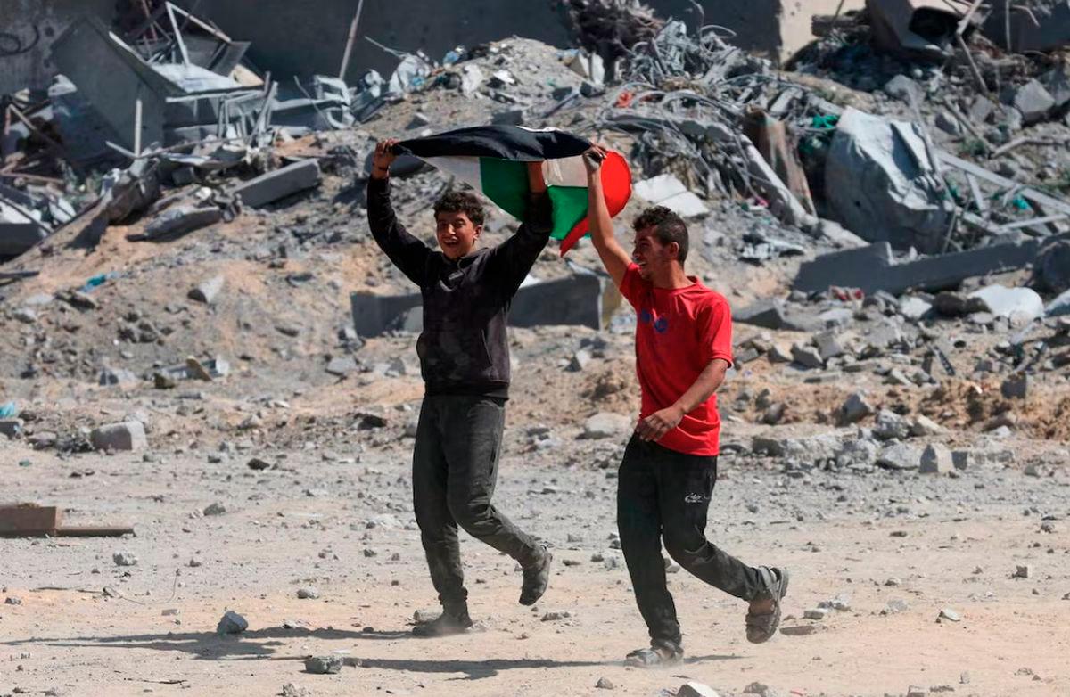 Palestinians react near rubble following Israeli forces’ withdrawal from the area, after Israel and Hamas agreed on the Gaza ceasefire, in Khan Younis, in the southern Gaza Strip, October 10, 2025. - REUTERS