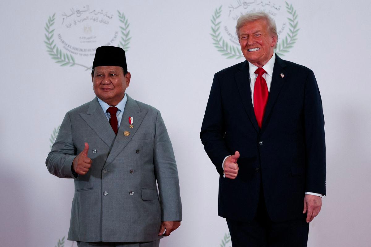 U.S. President Donald Trump and Indonesia's President Prabowo Subianto gesture as they pose for a photo, at a world leaders' summit on ending the Gaza war, amid a U.S.-brokered prisoner-hostage swap and ceasefire deal between Israel and Hamas, in Sharm el-Sheikh, Egypt, October 13, 2025. - REUTERSPIX/Suzanne Plunkett/Pool