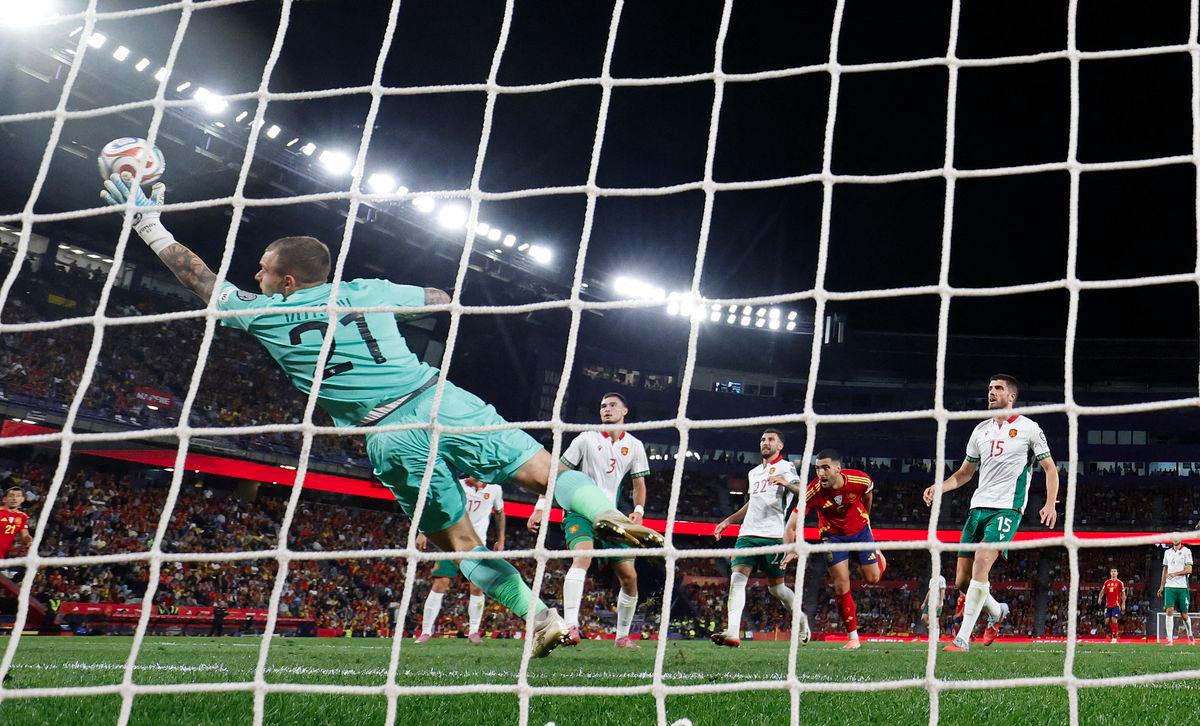 Football - FIFA World Cup - UEFA Qualifiers - Group E - Spain v Bulgaria - Estadio Jose Zorrilla, Valladolid, Spain - October 14, 2025Bulgaria's Svetoslav Vutsov in action as Spain's Mikel Merino scores their first goal - REUTERSPIX