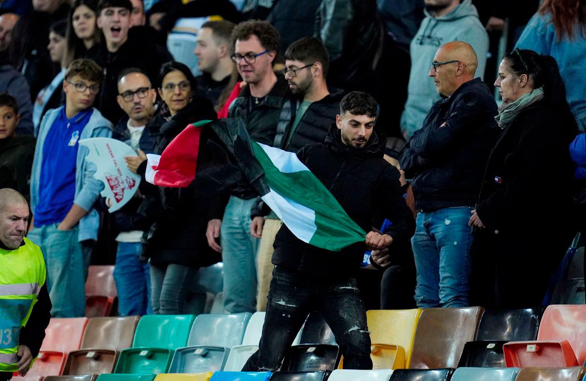 Football - FIFA World Cup - UEFA Qualifiers - Group I - Italy v Israel - Bluenergy Stadium, Udine, Italy - October 14, 2025A fan waving a Palestinian flag is chased by a steward in the stands - REUTERSPIX