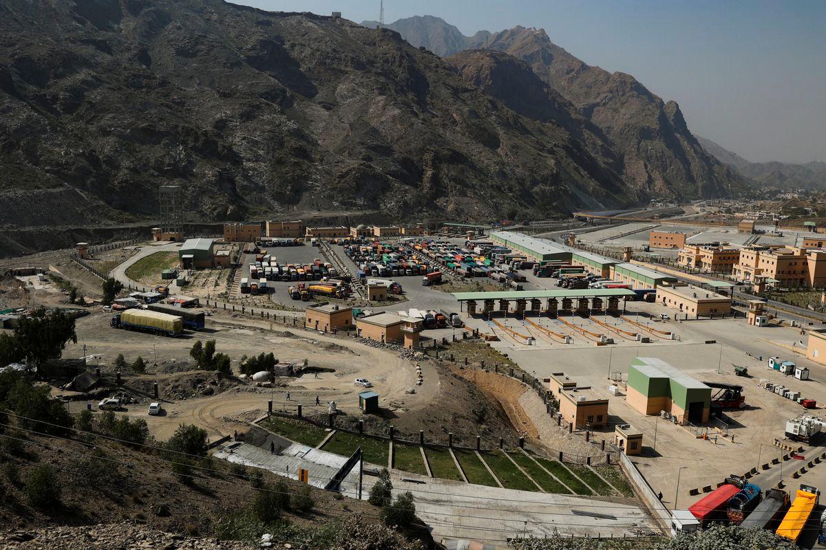 Lori-lori beratur di sempadan Torkham selepas Pakistan menutup lintasan sempadan dengan Afghanistan, berikutan insiden tembak-menembak antara pasukan keselamatan kedua-dua negara, di Torkham, Pakistan, pada 15 Oktober 2025. - Reuters
