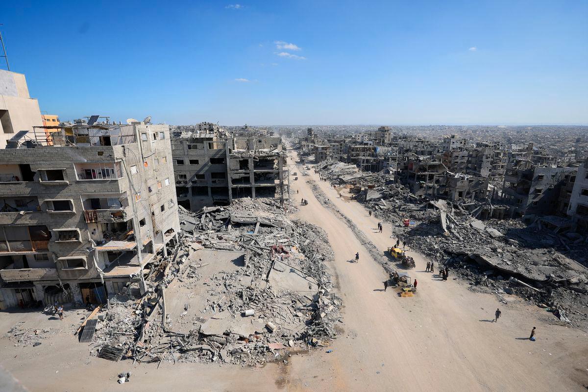 Warga Palestin berjalan melepasi runtuhan bangunan yang musnah, ketika gencatan senjata antara Israel dan Hamas, di Bandar Gaza, 16 Oktober 2025. REUTERS/Dawoud Abu Alkas - Reuters