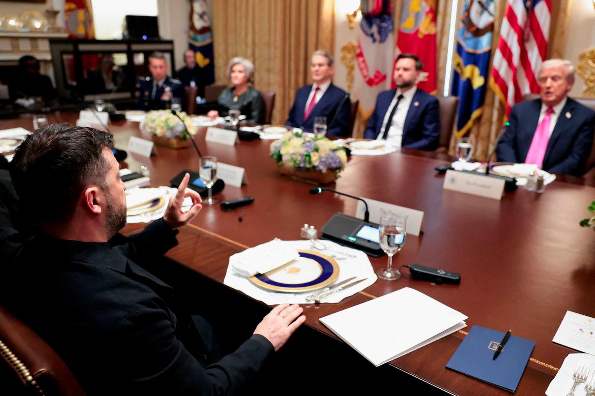 Ukraine's President Volodymyr Zelenskiy meets with U.S. President Donald Trump over lunch in the Cabinet Room at the White House in Washington, D.C., U.S., October 17, 2025. - REUTERSPIX