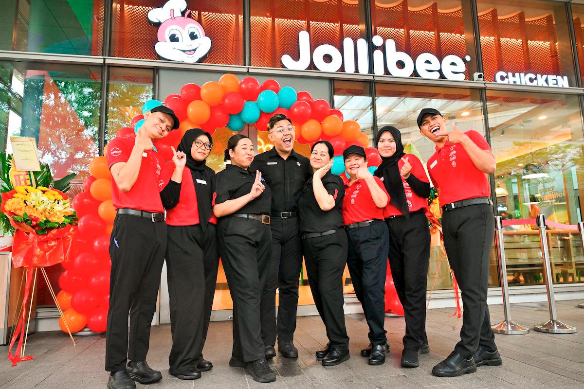 Jollibee hailed by Straits Times as the fast-food restaurant chain with the best customer service in Singapore, with fans continuing to choose Jollibee as their top pick for great-tasting food and joyful service.