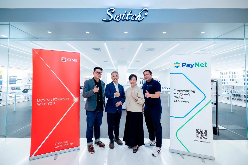 From left: CIMB head of acquiring business Arron Leu Chong Shing, Li, CG Computers marketing communications deputy managing director Peggy Tan and Azrul.