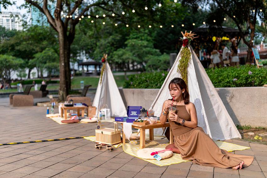 A visitor enjoying the earth-toned picnic setup at KLCC Park while enjoying a drink. $!A visitor enjoying the earth-toned picnic setup at KLCC Park while enjoying a drink.