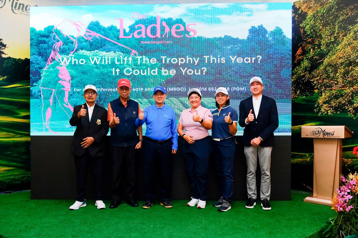 Tan Sri Lee Kim Yew (third from left)