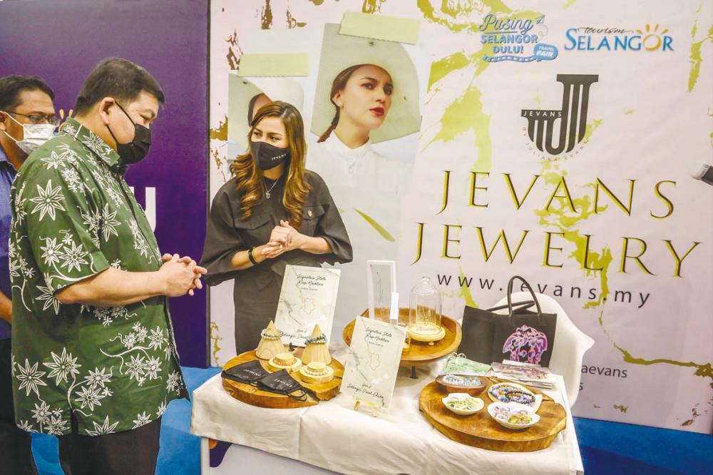 $!Lee (left) speaking to Jevans Jewellery founder Che Puan Juliana Evans (right) at the Jevans booth at the Pusing Selangor Dulu Travel Fair. – Adib Rawi/theSun