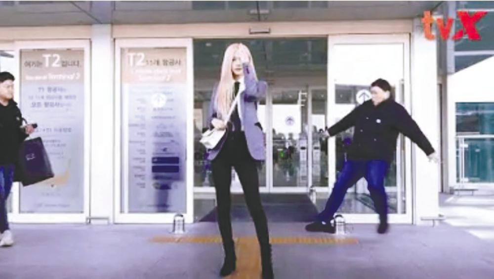 A screenshot from the video showing Rosé’s bodyguard falling over.