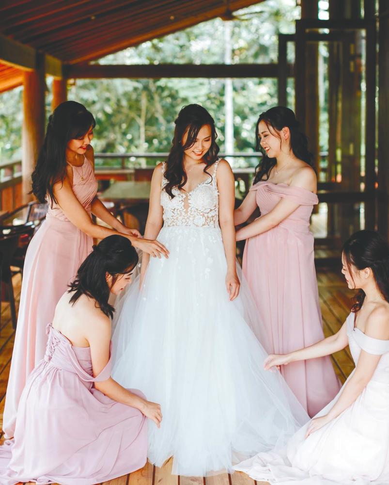Most brides still prefer to be surrounded by their beloved family members and friends on their wedding day. – ELEVENTH