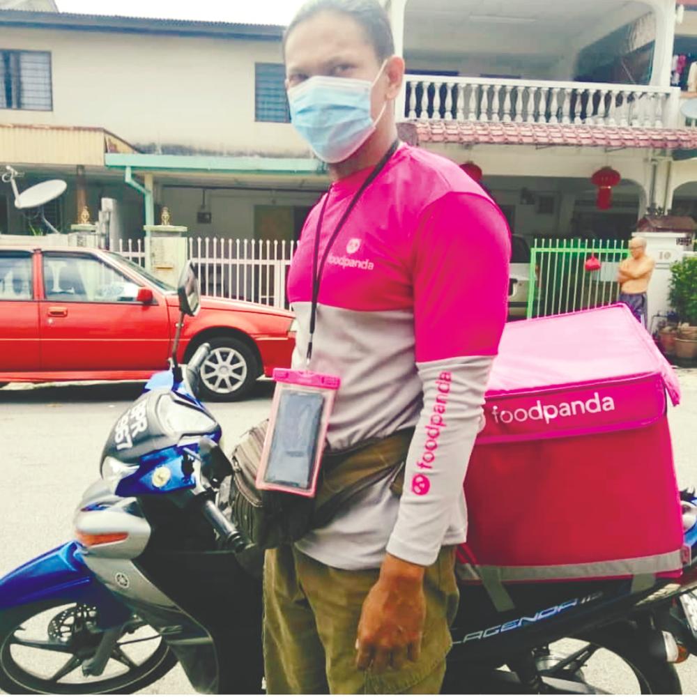 With his regular sources of income temporarily halted, Azwan Razali has turned to delivering food to help support his family. – Courtesy of Azwan Razali $!With his regular sources of income temporarily halted, Azwan Razali has turned to delivering food to help support his family. – Courtesy of Azwan Razali