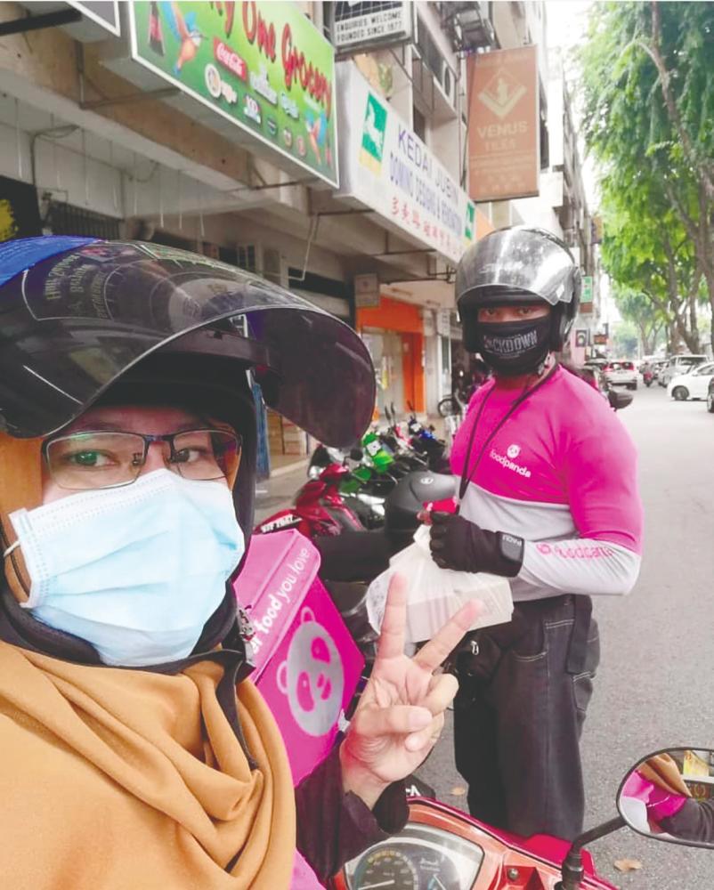 Azwan (on right) and his wife during one of his delivery jobs. – Courtesy of Azwan Razali $!Azwan (on right) and his wife during one of his delivery jobs. – Courtesy of Azwan Razali