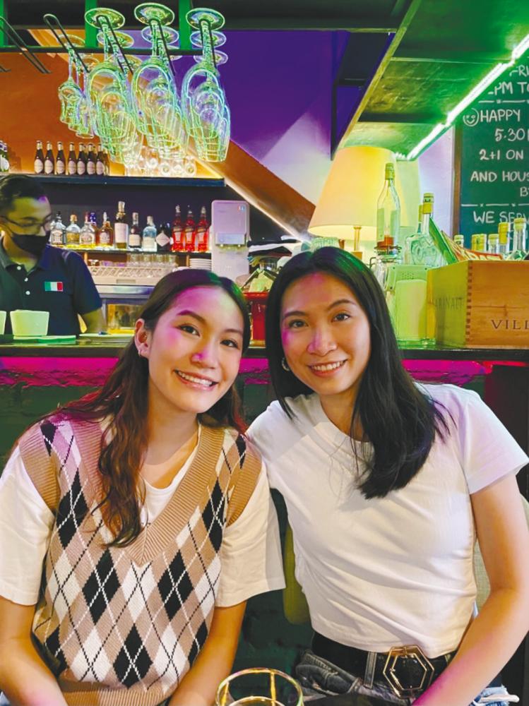 $!Reviving a retro trend ... sisters Jayme (left) and Jessie Teoh. – THESCRUNCHBARMY