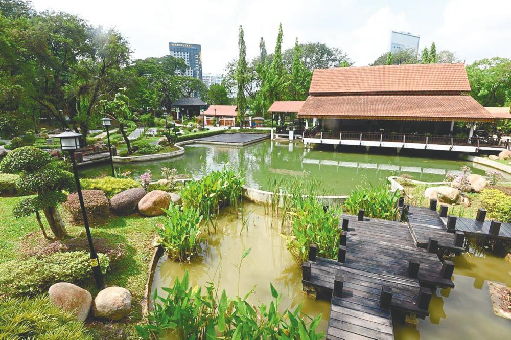 $!Selangor-Japan Friendship Garden is another favourite spot for couples looking to take stunning pre-wedding photos.