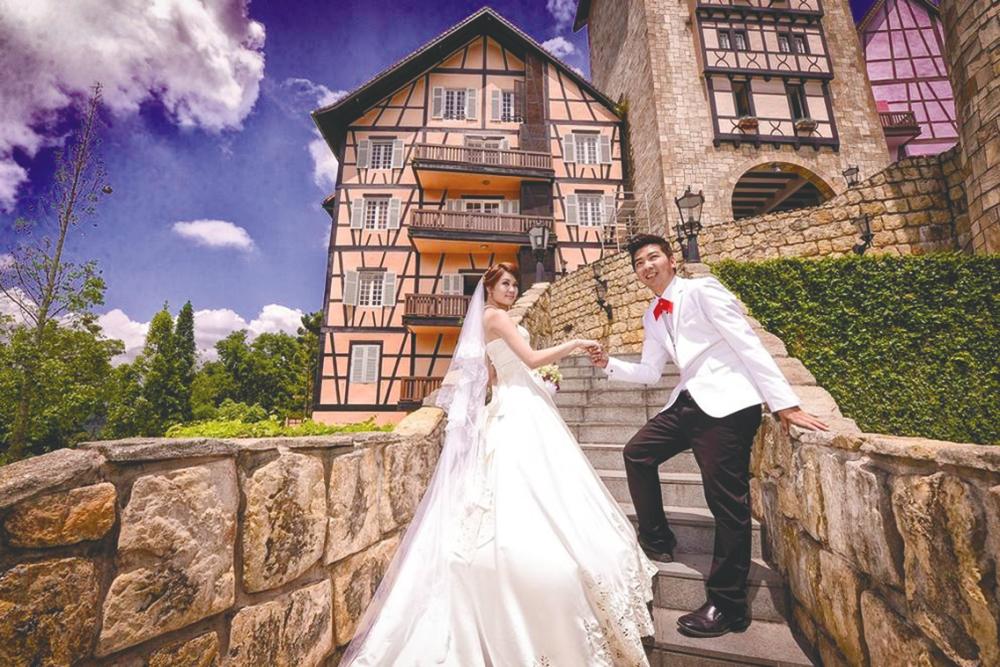 The French inspired elegance of Colmar Tropicale is perfect for fairytale wedding pictures.