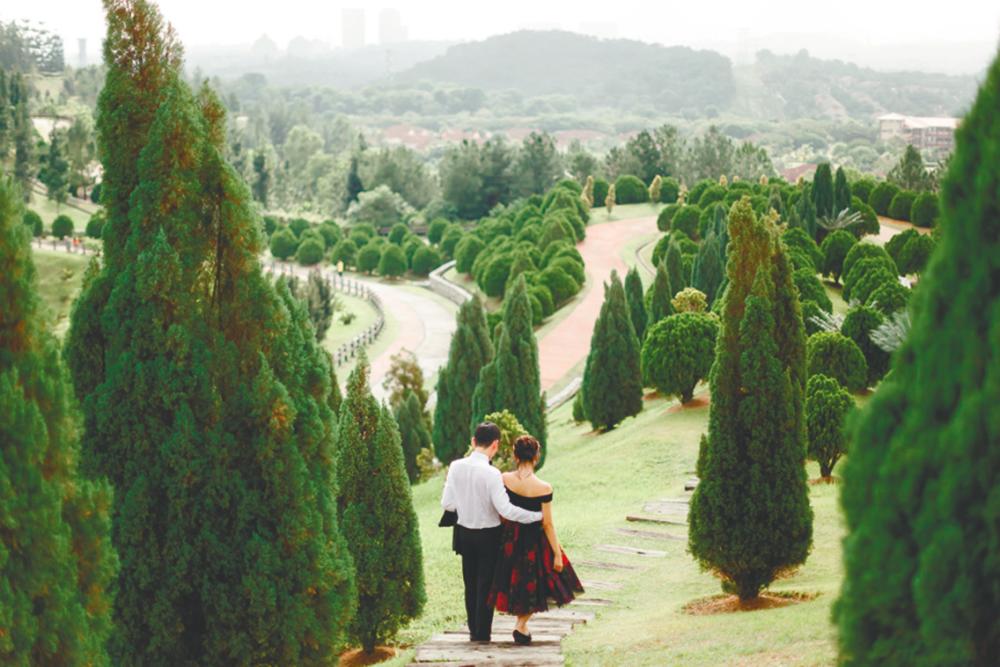 $!The Putrajaya Botanical Garden gives couples a variety of options for their pre-wedding photos.