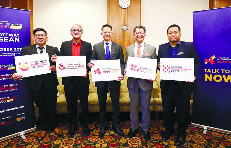 Teng (third from left) and Invest Selangor CEO Datuk Hasan Azhari Idris (right).