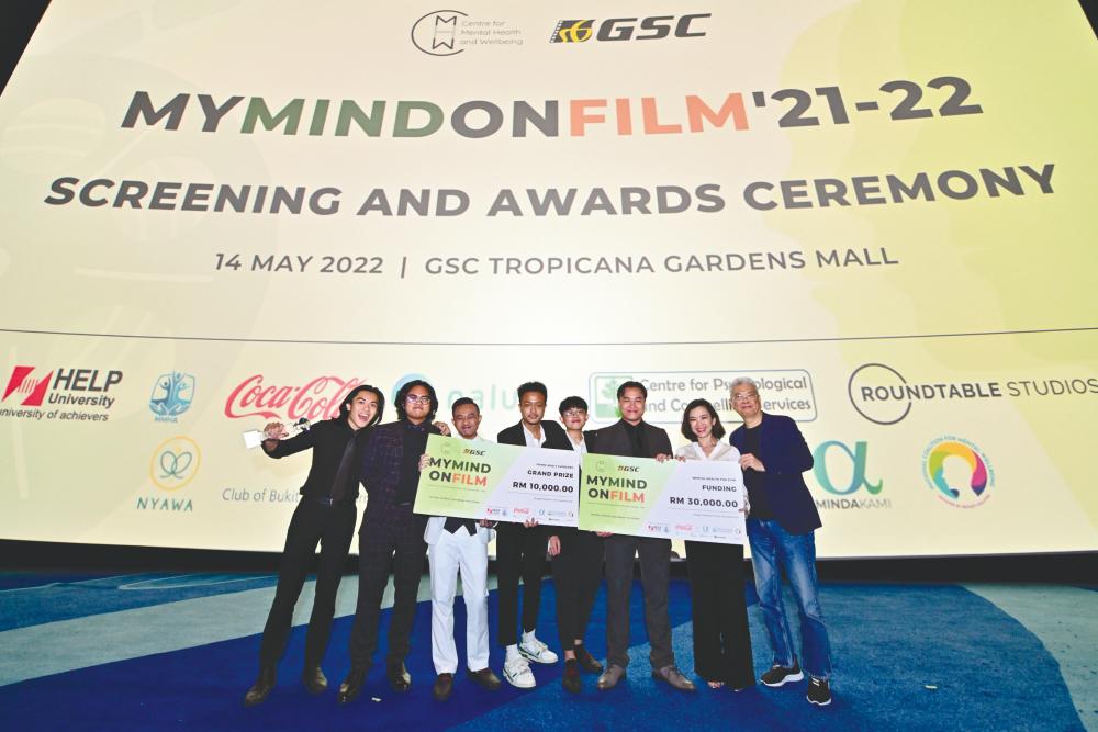 Grand Prize Winner for Young Adult Category (from far left) Ahmad Shah and team, Halfway Down, (second right) Golden Screen Cinemas CEO Koh Mei Lee, and (far right) GSC Movies Chief Operating Officer Tung Yow Kong.