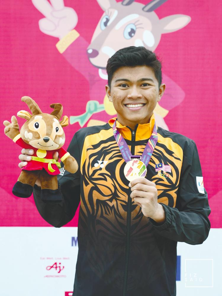 Aiman Zariff with his gold for the SEA Games’ Road Race. – FIZ SAID $!Aiman Zariff with his gold for the SEA Games’ Road Race. – FIZ SAID