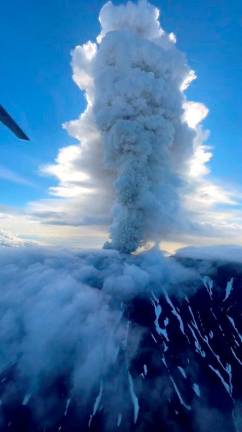 Gunung Krasheninnikov - Instagram/@artemsheldr/Handout via REUTERSPix