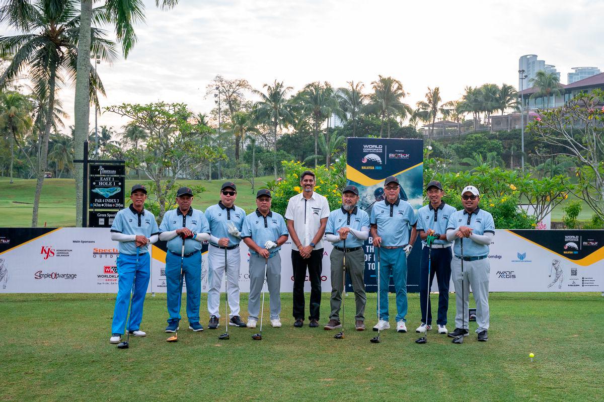 Managing Director of Elora Global, Shoban Ramlu (centre), together with sponsors, friends, and participants who played a key role in making the World Corporate Golf Challenge Qualifying Rounds en-route to the National Final a real success.