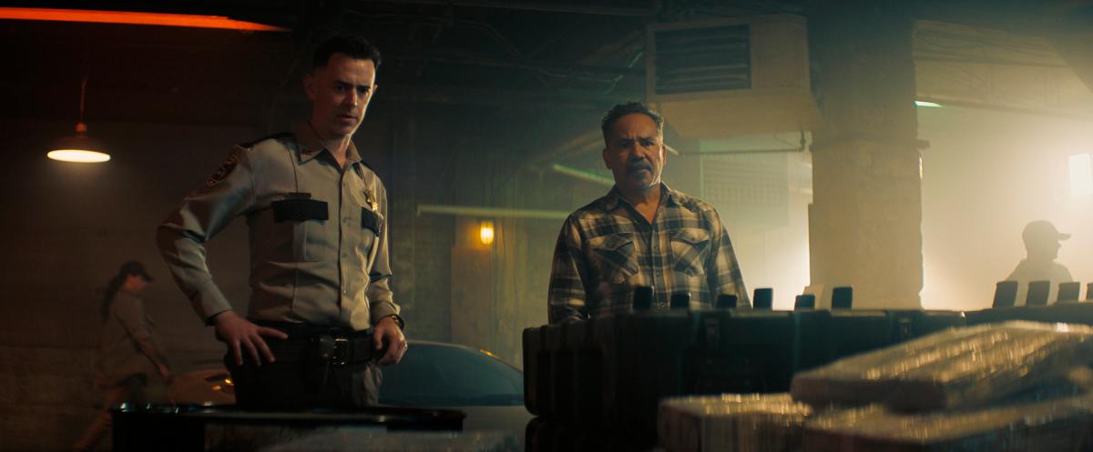 Corrupt Sheriff Abel (Hanks) and theme park operator Wyatt (Ortiz) pull the strings behind Plummerville’s dark underbelly. $!Corrupt Sheriff Abel (Hanks) and theme park operator Wyatt (Ortiz) pull the strings behind Plummerville’s dark underbelly.