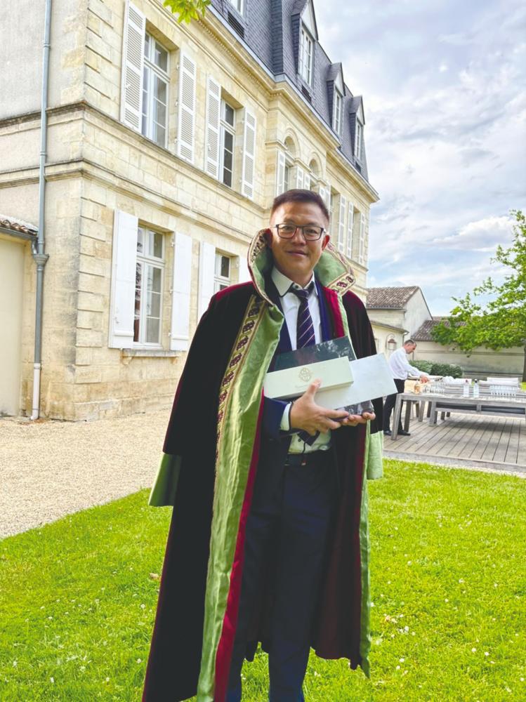 Soh after being bestowed the ‘Commanderie Du Bontemps Du Medoc’. $!Soh after being bestowed the ‘Commanderie Du Bontemps Du Medoc’.