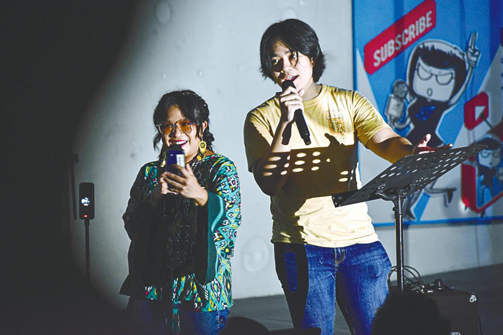 Zee Avi (left) performing at the festival. $!Zee Avi (left) performing at the festival.