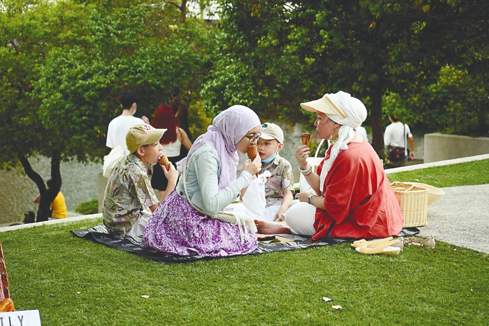 Family enjoying the Zero Waste picnic at the festival. $!Family enjoying the Zero Waste picnic at the festival.